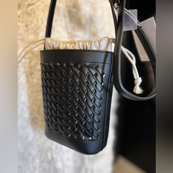 🖤🖤NWT- ADORABLE BLACK WOVEN BUCKET CROSSBODY W/ INTERIOR DRAWSTRING BAG🖤🖤 - Picture 14 of 14